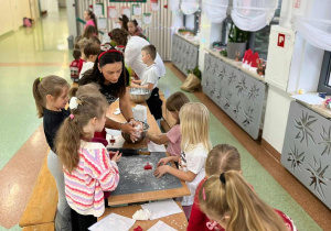 Uczniowie wykonują swoje porcelanowe bombki.