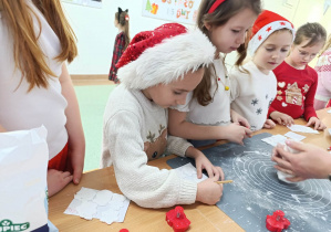 Uczniowie klasy 1b przygotowują swoje pierniczki porcelanowe.