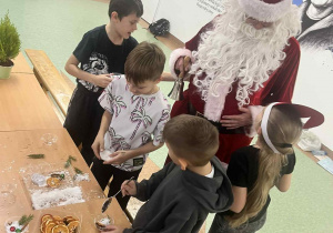 Uczniowie klasy 3a ozdabiają kule akrylowe.