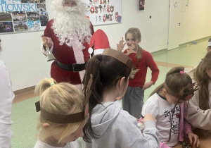 Uczniowie spotykają się z św. Mikołajem.