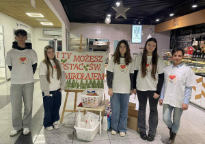 szkolni wolontariusze z opiekunem podczas akcji charytatywnej