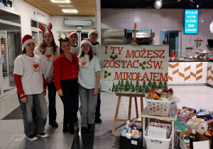 szkolni wolontariusze z opiekunem podczas akcji charytatywnej