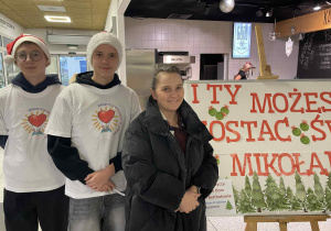 szkolni wolontariusze z opiekunem podczas akcji charytatywnej