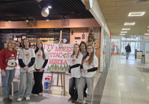 szkolni wolontariusze z opiekunami podczas akcji charytatywnej „I Ty możesz zostać Św. Mikołajem”