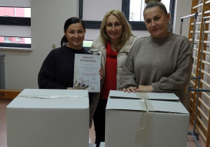 nauczyciele podczas przekazania darów przedstawicielowi Domu Dziecka w Bełchatowie