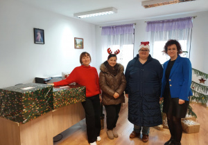 Nauczycielki z prezentami dla seniorów w DPS