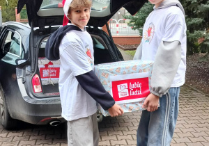 Przenoszenie paczek do samochodu