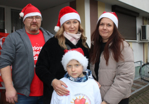 Najpiękniejsze wolontariuszki i ich pomocnik elf