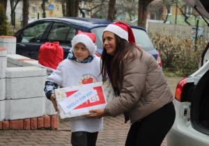 Ciężka praca w przenoszeniu paczek