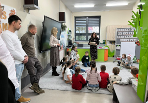 Uczniowie wsłuchują się w list i poznają zasady zabawy w escape room.