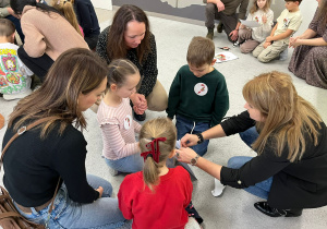Wspólna zabawa – uczniowie razem z rodzicami odgadują rebus.
