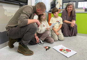 Układanie puzzli prowadzi do odkrycia cyfry kodu otwierającego drzwi sali.