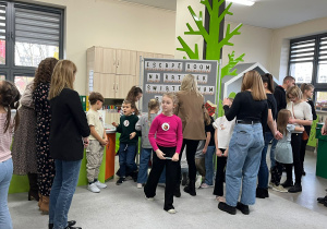 Uczniowie z entuzjazmem podejmują kolejne wyzwania escape roomu.