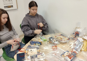 wolontariusze przygotowują świąteczne upominki