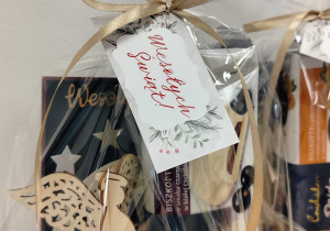 świąteczna paczuszka przygotowana przez szkolnych wolontariuszy oraz nauczycieli