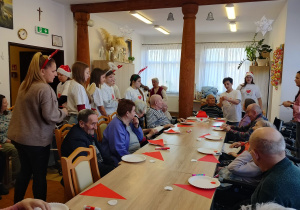 wolontariusze oraz opiekunowie rozpoczynają warsztaty plastyczne