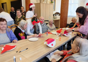 wolontariusze pochłonięci pracą podczas warsztatów