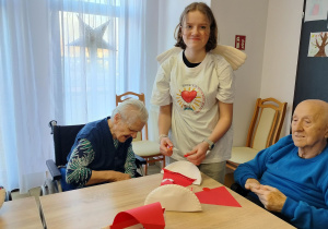 wolontariusz pomaga podopiecznym