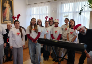 radośni wolontariusze z grajkiem Mikołajkiem