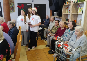 wolontariusze kolędują z podopiecznymi DPS