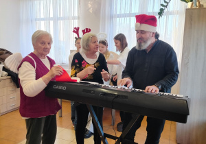 podopieczne przepełnione szczęściem ze wspólnego kolędowania