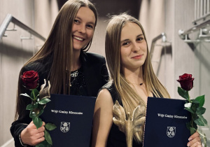 Wyróżniona nauczycielka z uczennicą.