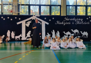wspólne odśpiewanie kolędy z ks. Tomaszem