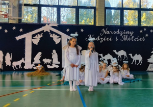 aniołki rozpoczynają opowieść o historii Maryi i Józefa