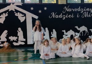 uczennica śpiewa pastorałkę