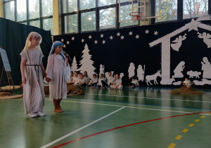 Maryja i Józef wyruszają w długą, męczącą drogę