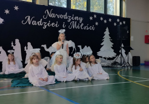 uczennica śpiewa pastorałkę