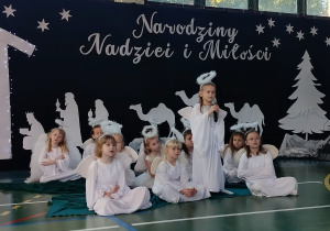 uczennica śpiewa pastorałkę