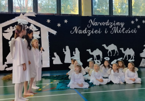 chór aniołów przemawia do pasterzy, ogłaszając cudowną nowinę