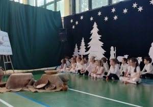 uczniowie grają melodię kolędy na kolorowych dzwoneczkach