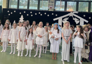 wspólne kolędowanie na zakończenie Jasełek