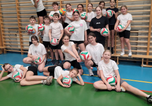 dzieci z piłkami do siatkówki