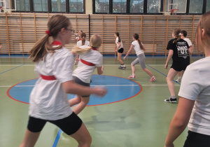 dziewczyny grające w piłkę ręczną