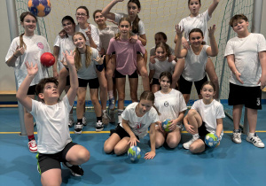 dzieci z piłkami ręcznymi