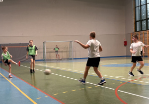 Uczniowie grają w piłkę nożną