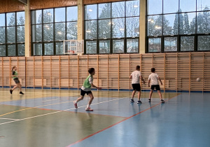 Uczniowie grają w piłkę nożną