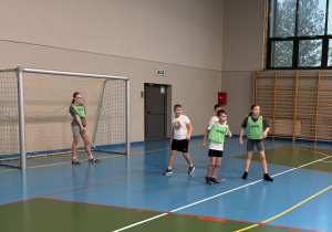 Uczniowie grają w piłkę nożną