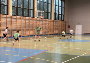 Uczniowie grają w piłkę nożną