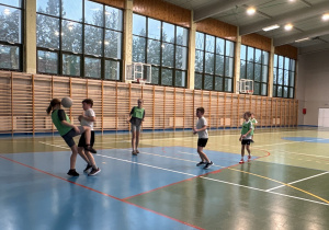 Uczniowie grają w piłkę nożną