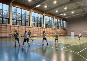 Uczniowie grają w piłkę nożną