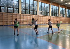 Uczniowie grają w piłkę nożną