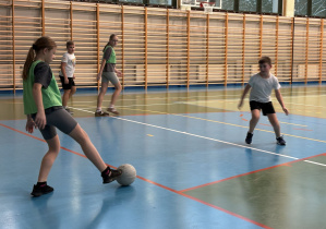 Uczniowie grają w piłkę nożną