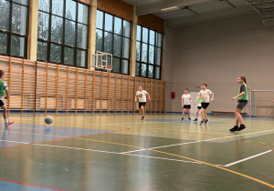 Uczniowie grają w piłkę nożną