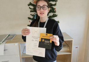 Uczennica z dyplomem.