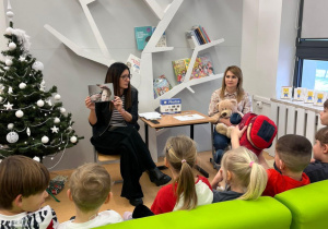 Uczniowie rozpoznają emocje za pomocą kart obrazkowych