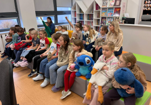 Uczniowie klasy 1a odpowiadają na pytania dotyczące przeczytanej bajki